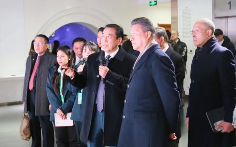 柬埔寨副首相孙占托到访国橡中心